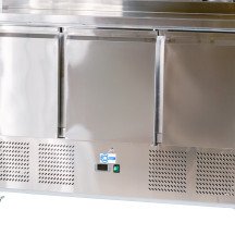 Mesa de Preparación Fría 136 cm 3 puertas CLEITON | Refrigerada