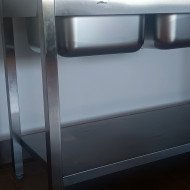 48. Fregadero con 2 Senos Escurridor Derecha con Estante 1400x600x850 mm Desmontable (AC-199)