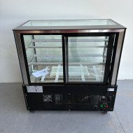 98. Vitrina Pastelera Expositora Refrigerada Cuadrada de Sobremesa 2 Estantes Negra 470 Litros Ventilada (FR-166)