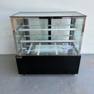98. Vitrina Pastelera Expositora Refrigerada Cuadrada de Sobremesa 2 Estantes Negra 470 Litros Ventilada (FR-166)