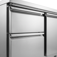 Mesa Fría De Preparación Acero Inoxidable 1 Puerta 2 Cajones 220 Litro