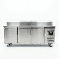 Mesa Ensaladera Refrigerada de 3 Puertas 202x80 cm para Cubetas GN con Tapa Abatible de Acero ROMUX | Hostelería